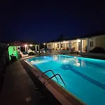 Elia Garden Oasis With Pool Astros 公寓 *