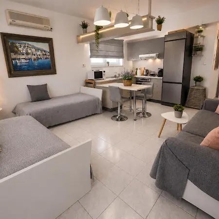 Διαμέρισμα Elia Garden Oasis With Pool Astros *